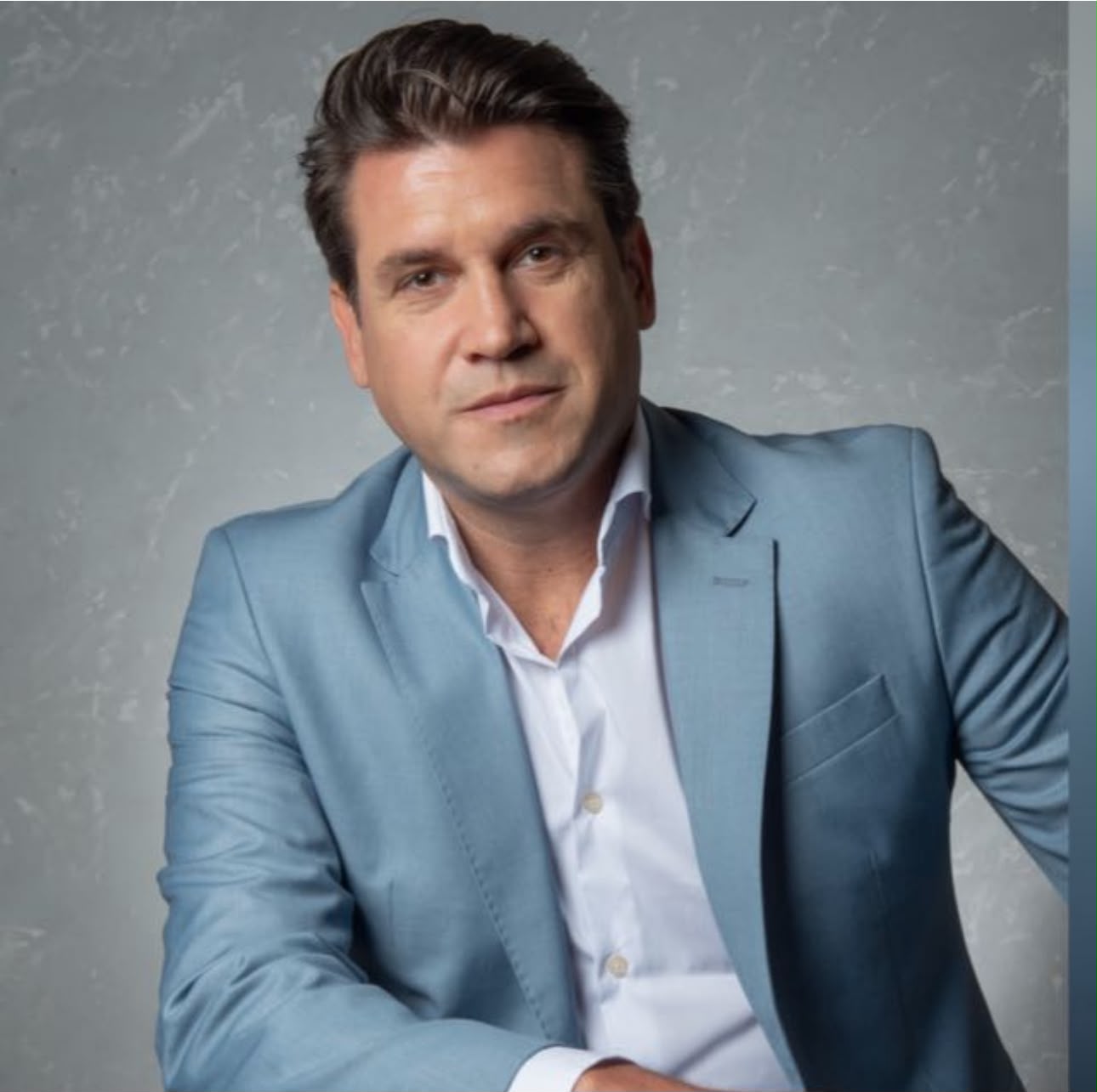 Retrato de Eduardo Torzecki com blazer azul